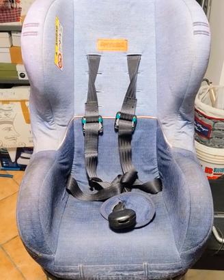 due seggiolini per auto e una moto elettrica 