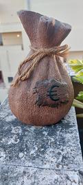 Salvadanaio in coccio a forma di sacchetto