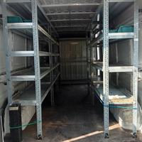 allestimento con scaffalatura per furgone 