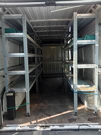 allestimento con scaffalatura per furgone 