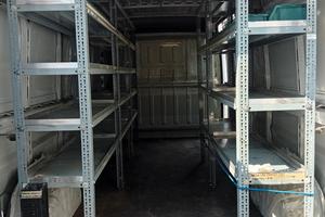 allestimento con scaffalatura per furgone 