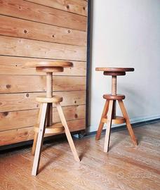 Sgabelli treppiede a vite girevole in legno