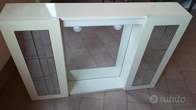 Specchiera laccata bianca.