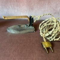 Piccolo ferro da stiro da viaggio anni 1935