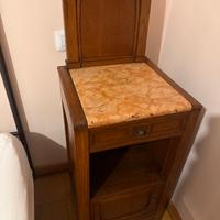 Comodino con base in marmo