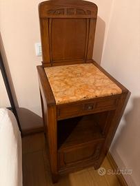 Comodino con base in marmo