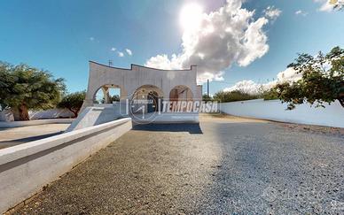 NUOVO PREZZO! Villa singola di 3 vani con piscina