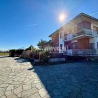 APPARTAMENTO AL PIANO RIALZATO CON GIARDINO E BOX