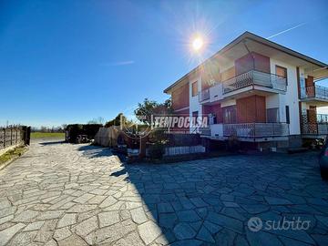 APPARTAMENTO AL PIANO RIALZATO CON GIARDINO E BOX