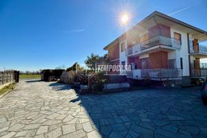 APPARTAMENTO AL PIANO RIALZATO CON GIARDINO E BOX