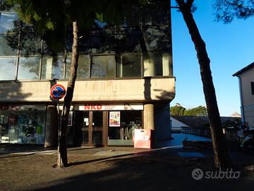 prestigioso ufficio fronte strada a grande visibil