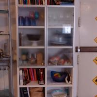 libreria con anta in vetro 