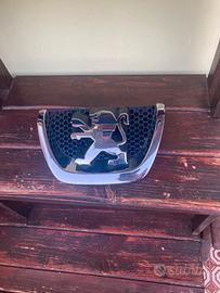 Mascherina/emblema/borchia frontale Peugeot 206+