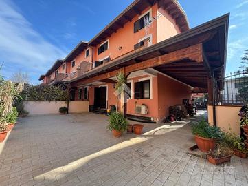 VILLA A SCHIERA A AVERSA