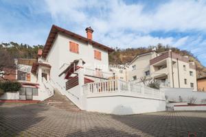 PORZIONE DI VILLA CON GIARDINO, TERRAZZA E GARAGE