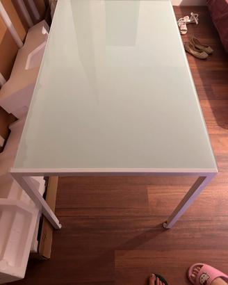 tavolo con piano di appoggio in vetro 