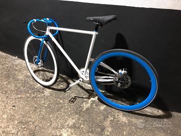 Bici prototipo monobraccio posteriore