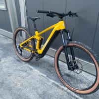 Bici e-MTB full cube 2024 biammortizzata