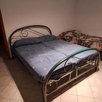 letto matrimoniale e comodini