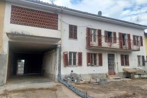 Rustico / Casale di 200 m² con 4 locali e box auto