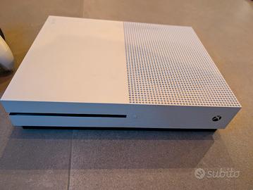 Xbox One S 500Gb + 2 gamepad+caric.+ giochi e FC25