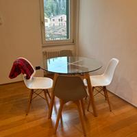 Tavolo rotondo in cristallo con sedie