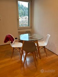 Tavolo rotondo in cristallo con sedie