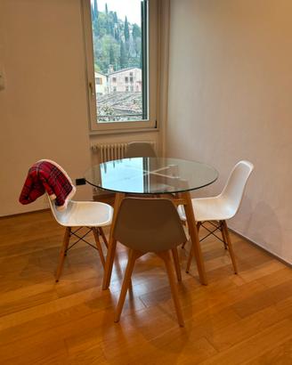 Tavolo rotondo in cristallo con sedie