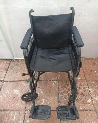 Sedia a rotelle versatile e pieghevole