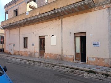 Piano terra a stella, fronte strada ad Alezio