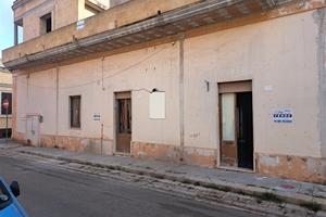 Piano terra a stella, fronte strada ad Alezio