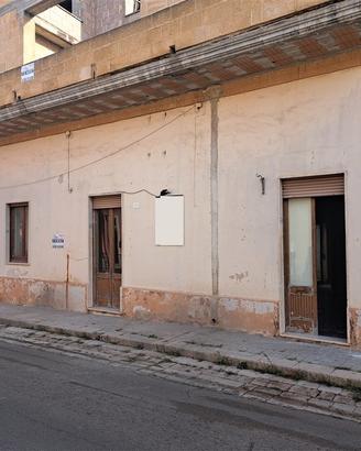 Piano terra a stella, fronte strada ad Alezio