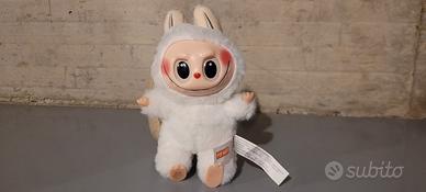 Pupazzo simile Labubu