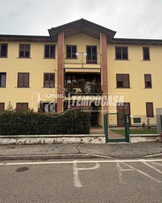 Trilocale al secondo piano con balcone in Gropello
