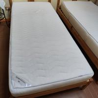 Due letti singoli in legno  di pino