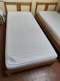 Due letti singoli in legno  di pino