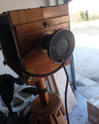 macchina fotografica legno antica
