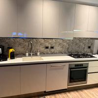 Cucina laccata con piano in corian