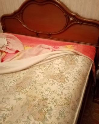 Letto matrimoniale completo in legno di qualità