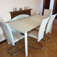 Tavolo moderno con 4 sedie