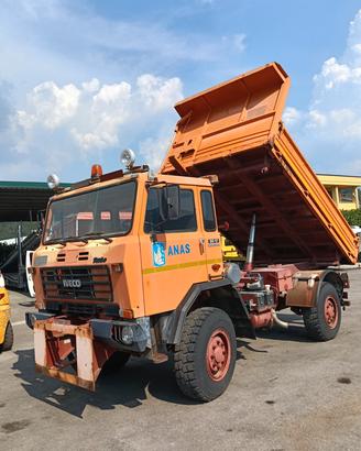 Iveco ACM 80.17 con ribaltabile trilaterale