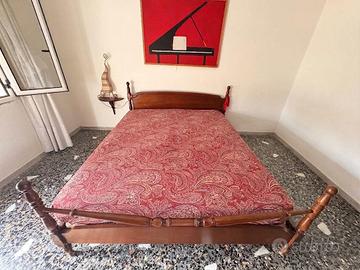 Letto matrimoniale in legno con rete e materassi