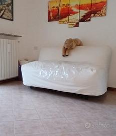 Divano letto matrimoniale con copriletto bianco