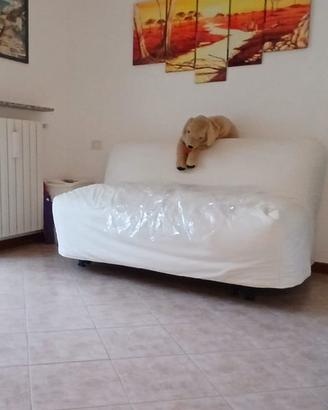 Divano letto matrimoniale con copriletto bianco