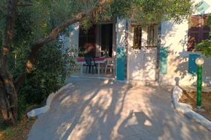 Casa con ampia corte a 5 minuti dal mare