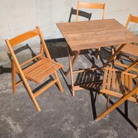 tavolo con sedie in legno da giardino 