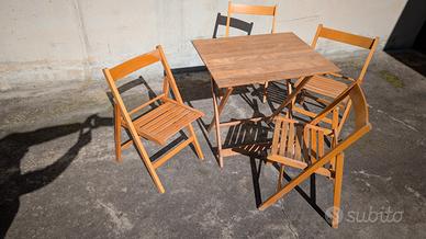 tavolo con sedie in legno da giardino 