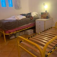 Letti in ferro laccato giallo con doghe in legno