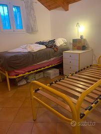 Letti in ferro laccato giallo con doghe in legno