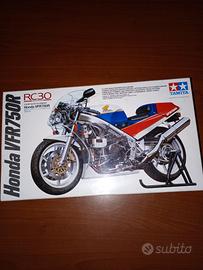 modellino di moto in kit da costruire della tamiya